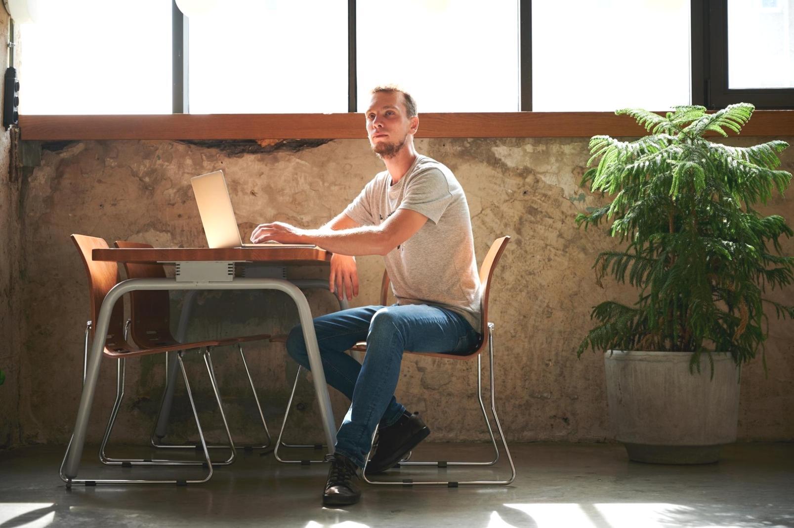 Moderne Finanzanalyse-Arbeitsplätze mit mehreren Monitoren und Marktdaten