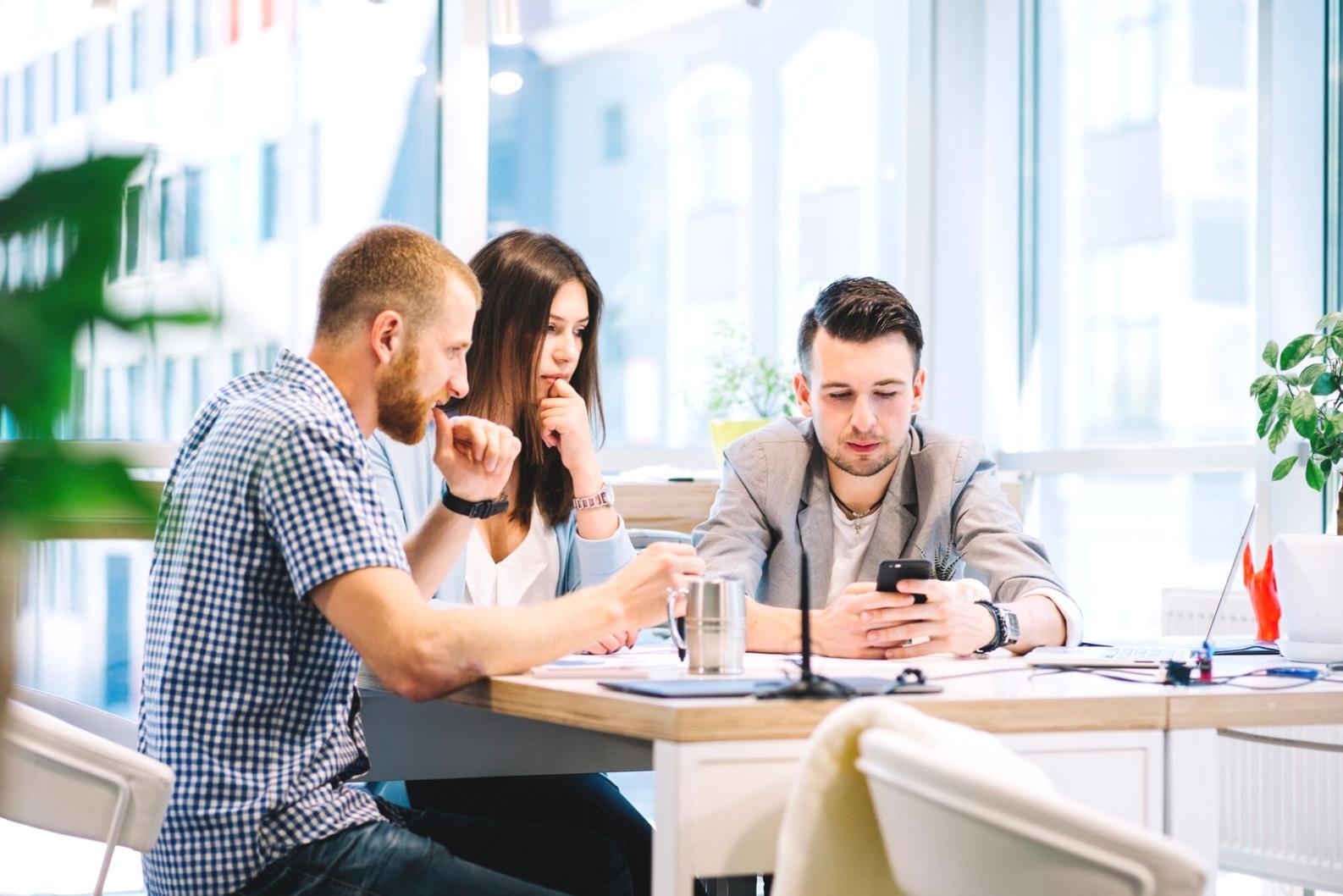 Diverse Gruppe von Fachkräften diskutiert Finanzstrategien am Konferenztisch