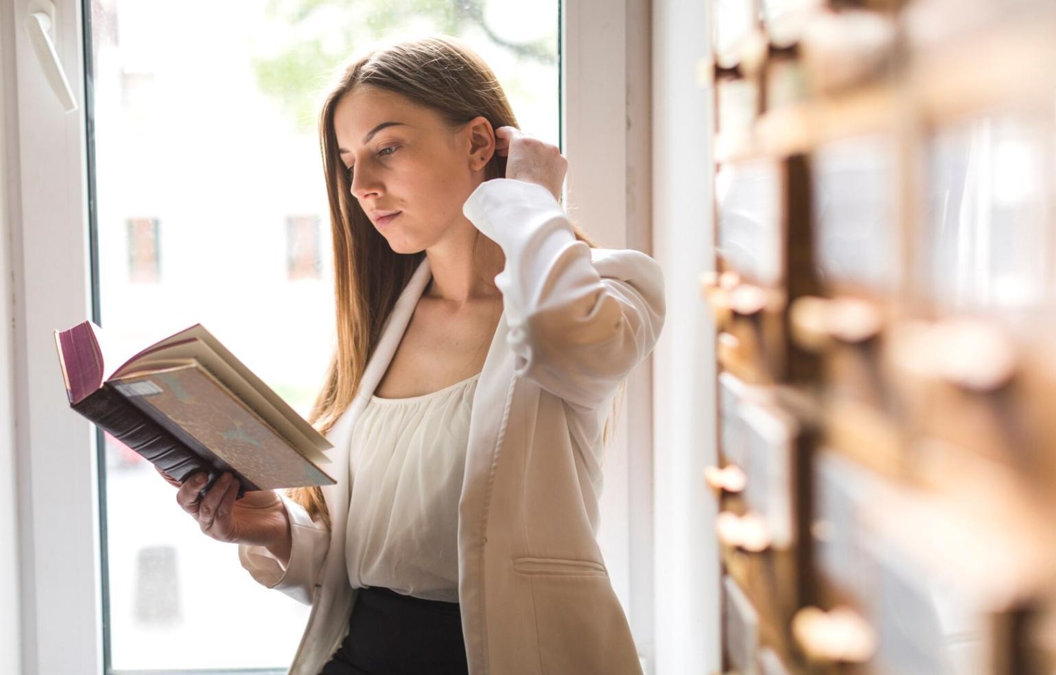 Teilnehmer arbeiten gemeinsam an Finanzanalysen in modernem Seminarraum